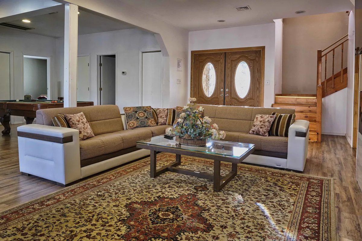Spacious 5-Bedroom Retreat with Hot Tub & Sauna